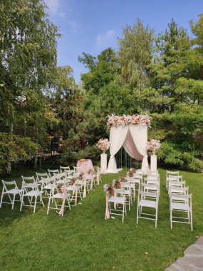 Çiçekli bir düğün töreni için kemer