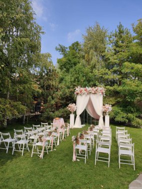 Çiçekli bir düğün töreni için kemer