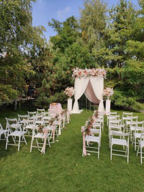 Çiçekli bir düğün töreni için kemer