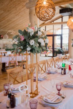 bir restoranda düğün dekorasyonu