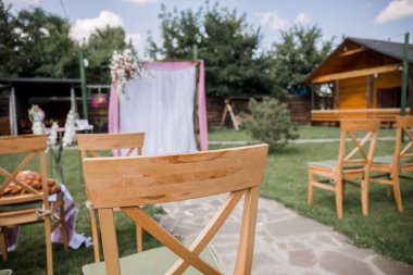 Çiçeklerle süslenmiş bir parkta düğün için kemer.