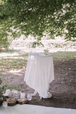 Parktaki düğün için bir masa.