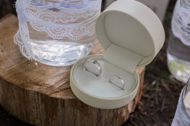 Yuvarlak kutu alyanslar masada.