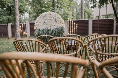 Düğün kemeri parktaki çiçeklerle süslenir.