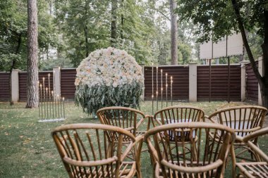 Düğün kemeri parktaki çiçeklerle süslenir.