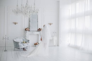 Peignoir giymiş gelinlik giymiş gelin.