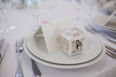 Bir restoranda bir masanın üstünde düğün dekoru.