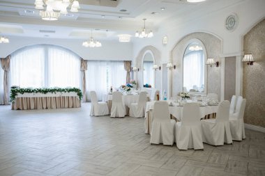 Bir restoranda bir masanın üstünde düğün dekoru.