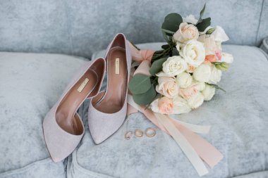 Gelinin dekorlu ayakkabıları.