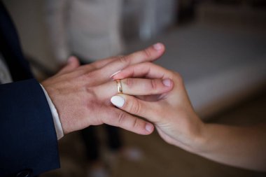 Gelin ve damat nikah yüzükleri değişimi