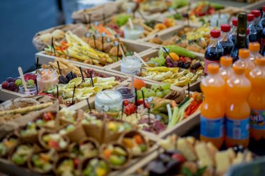 Lokantadaki büfede atıştırmalıklar.