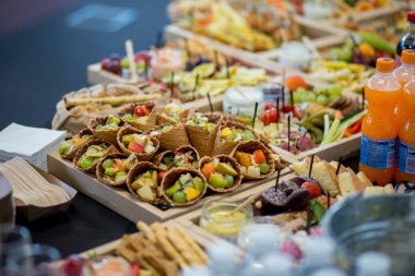 Lokantadaki büfede atıştırmalıklar.