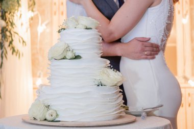 Gelin ve damat düğün pastası kestiler.