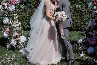 Gelin ve damat bir düğünde birlikteler.