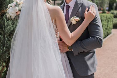 Gelin ve damat bir düğünde birlikteler.