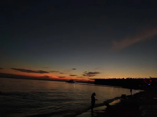 ビーチでの夜の海の夕日 — ストック写真