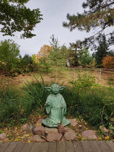 Bir parkta Yoda ustası figürü.