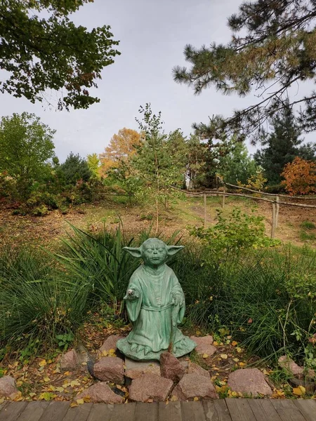 Bir parkta Yoda ustası figürü.