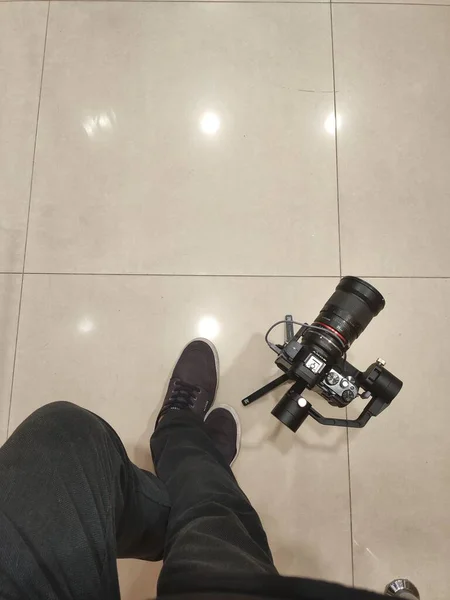 床の上からカメラを向けると — ストック写真