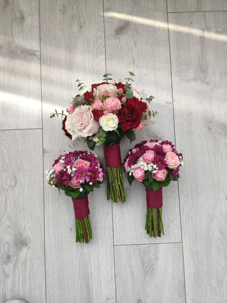 Bouquet Sposa Spose Damigelle Onore Sul Pavimento — Foto Stock