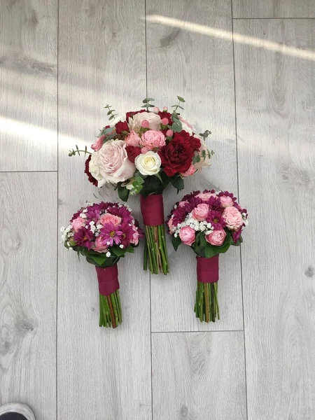 Bouquet Sposa Spose Damigelle Onore Sul Pavimento — Foto Stock