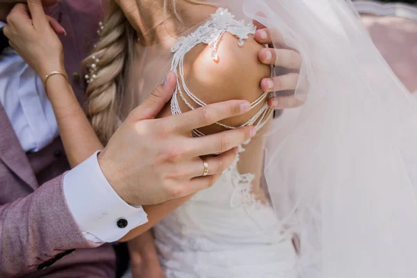 Bruden Och Brudgummen Hålla Händerna Ihop — Stockfoto