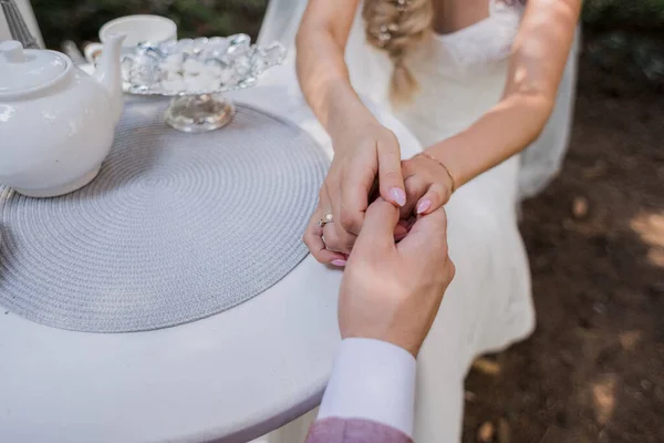 Bruden Och Brudgummen Hålla Händerna Ihop — Stockfoto