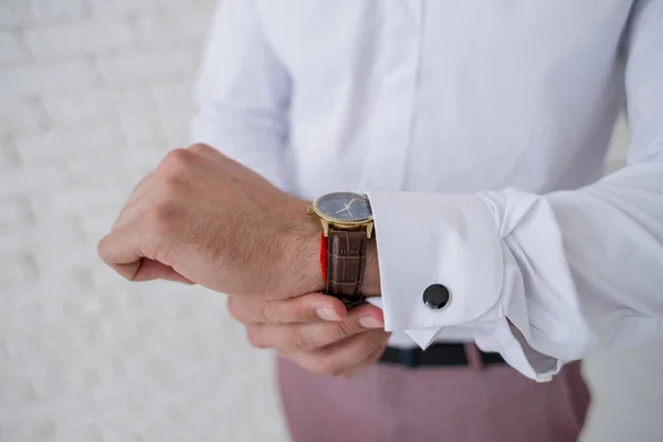 Uomo Guarda Suo Orologio Sulla Sua Mano — Foto Stock