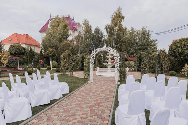 Båge För Bröllopsceremonin Dekorerad Med Blommor Parken — Stockfoto