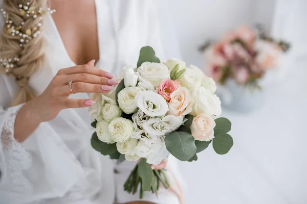 Noiva Peignoir Mantém Buquê Casamento — Fotografia de Stock