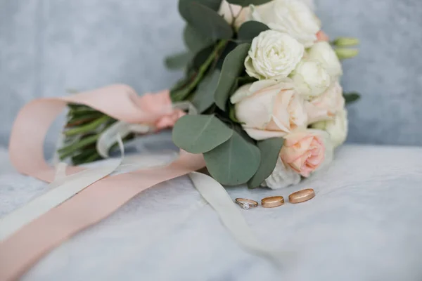 Brides Wedding Bouquet Lies Sofa — Stock Photo, Image
