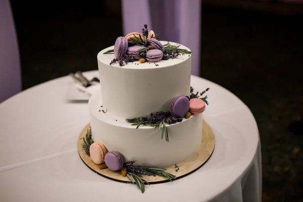 Bolo Casamento Perto Arco Cerimônia Casamento Noite — Fotografia de Stock