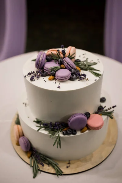 夜の結婚式のアーチ近くのウェディングケーキ — ストック写真
