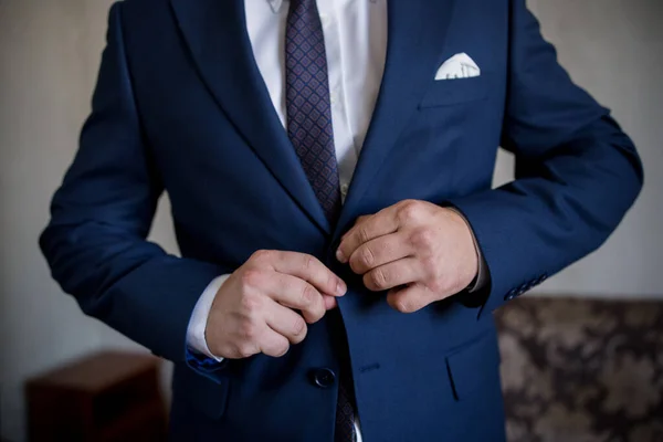 Homem Fixa Botão Uma Jaqueta Terno — Fotografia de Stock