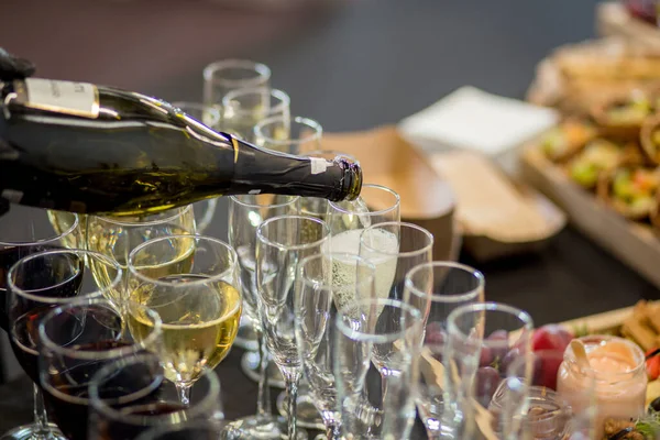 Champagner Fließt Aus Einer Flasche Ein Glas — Stockfoto