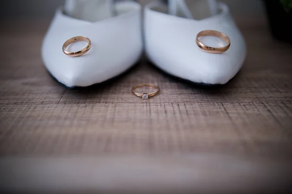 Свадебные Золотые Кольца Декором Цветами — стоковое фото