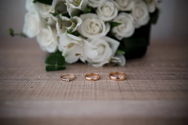 Bröllop Guld Ringar Med Inredning Och Blommor — Stockfoto