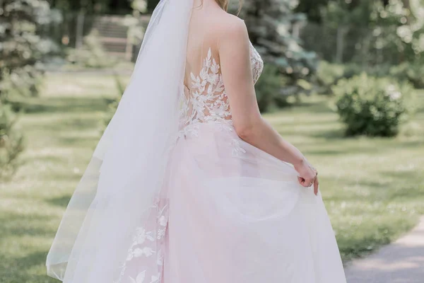 結婚式のドレスを着た花嫁が — ストック写真
