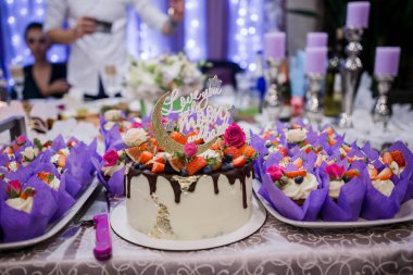 bir tabloda bir restoranda kek