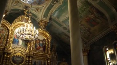 Kilisede büyük bir avize.