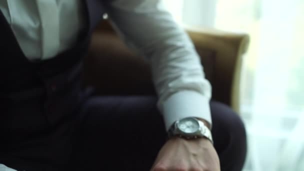 Uomo Guarda Orologio Sulla Sua Mano — Video Stock