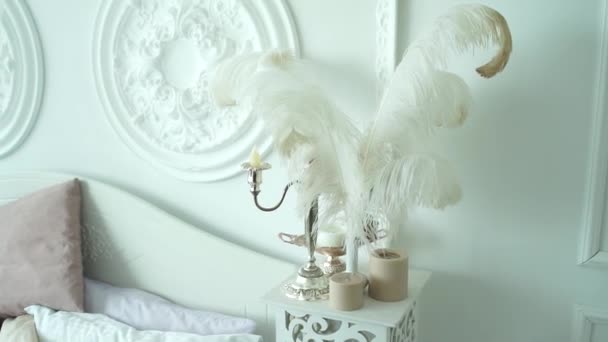 Plumas Con Candelabros Una Mesa Cerca Cama — Vídeos de Stock