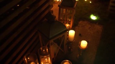 Mumlar akşamları yerde durur.