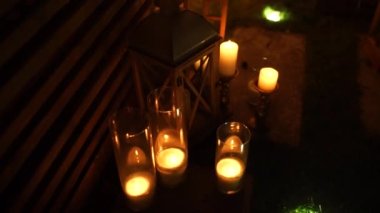 Mumlar akşamları yerde durur.