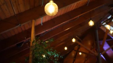 Restoranın ahşap tavanında ampuller.