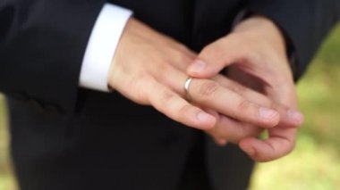 Elinde alyansı olan bir adam.