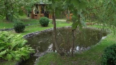 Parktaki dekoratif göl