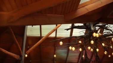 Bir restoranın tavanında sarı ampuller.