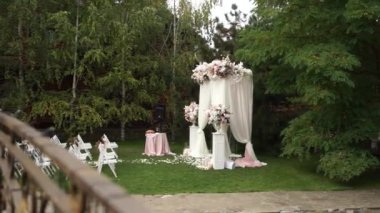 Sandalyelerle süslenmiş düğün kemeri.