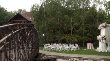 Sandalyelerle süslenmiş düğün kemeri.